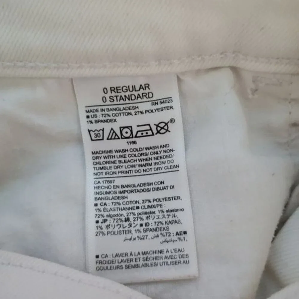 Old Navy womens White denim shorts Size 0 xs Regular midwaist pockets‎